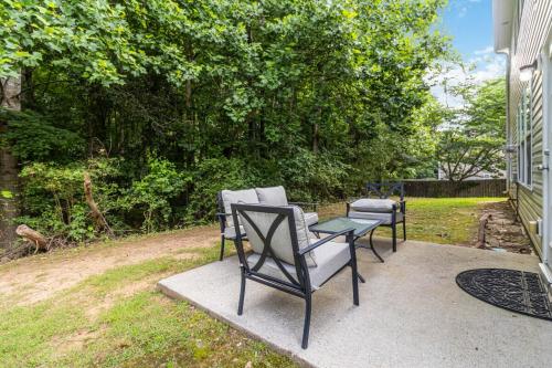 5-Bed Gem Close to Duluth Fun Sleeps 16 in 德盧斯