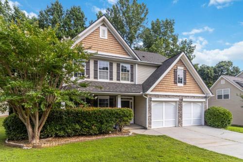 5-Bed Gem Close to Duluth Fun Sleeps 16 in 德盧斯