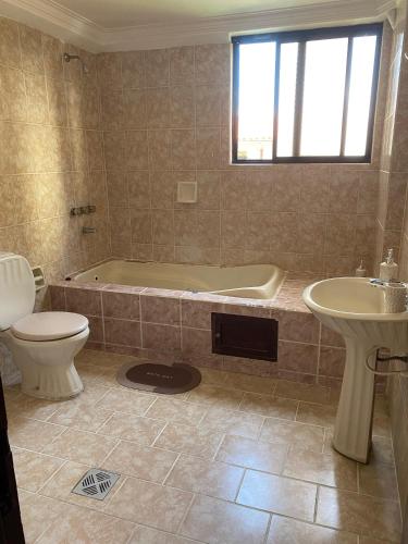 Shower, Apartamento amplio y centrico en Tarija in Tarija