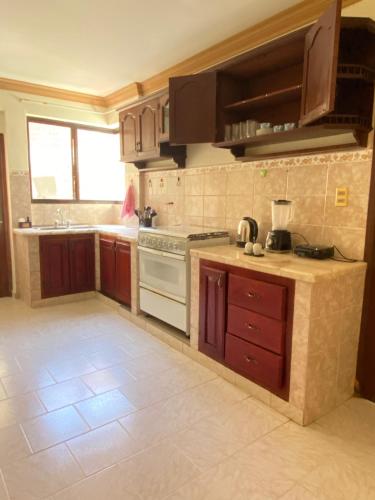 Kitchen, Apartamento amplio y centrico en Tarija in Tarija