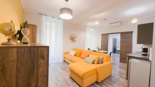 Residenza Santa Anastasia Yellow Balcony and lift in Piazza Erbe