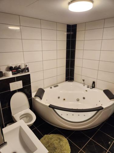 Nice Apartment in Sjetnemarka - Free parking and WiFi – khách sạn tại Tiller