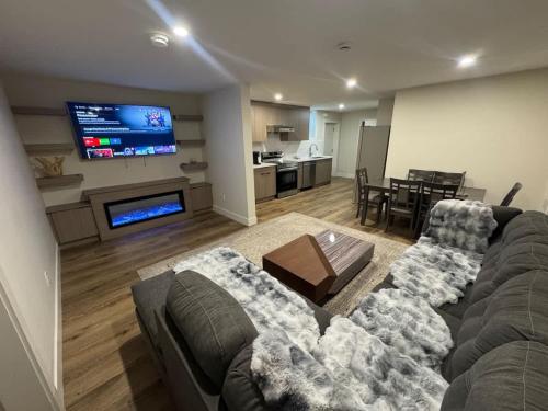 Peaceful 2BR Getaway with Fireplace & Parking Basement Suite in อับบอทส์ฟอร์ด (BC)