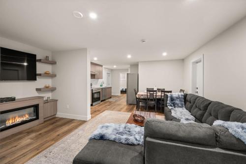 Peaceful 2BR Getaway with Fireplace & Parking Basement Suite in อับบอทส์ฟอร์ด (BC)