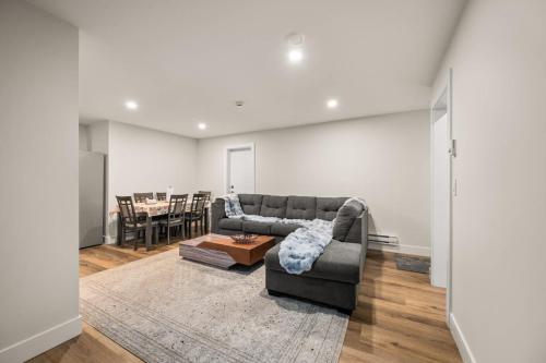 Peaceful 2BR Getaway with Fireplace & Parking Basement Suite in อับบอทส์ฟอร์ด (BC)