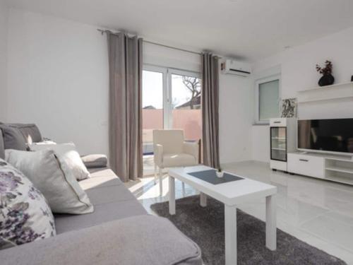 Four Bedroom Villa With Terrace and Swimming pool in Gornji Vinjani