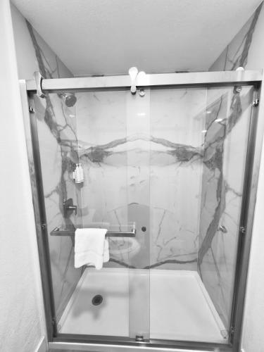 Super 8 by Wyndham Visalia - image 12
