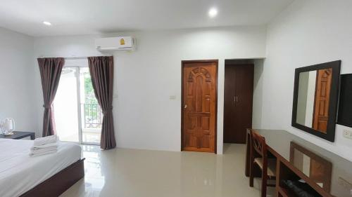 room detail thumbnail 2