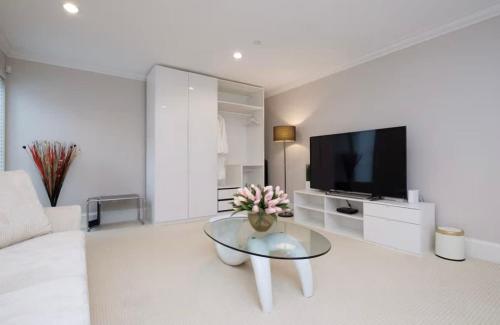 Stylish Home in Van West Side Near YVR&DT - image 3
