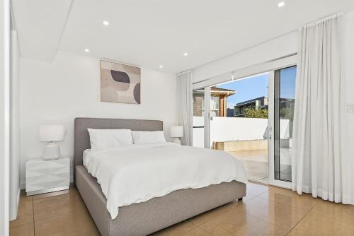 Modern Seafront Luxury, Steps from the Beach in Little Bay