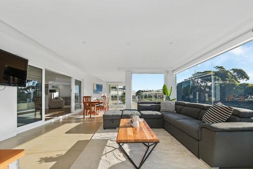 Modern Seafront Luxury, Steps from the Beach in Little Bay