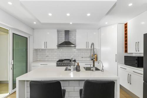 Modern Seafront Luxury, Steps from the Beach in Little Bay