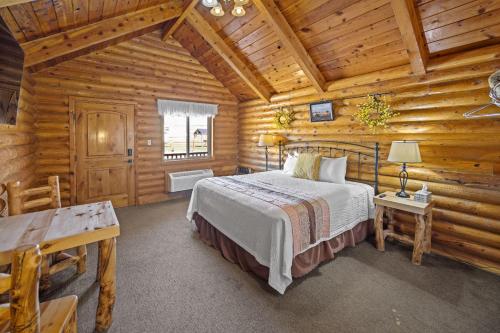 Bryce Canyon Log Cabins - image 10
