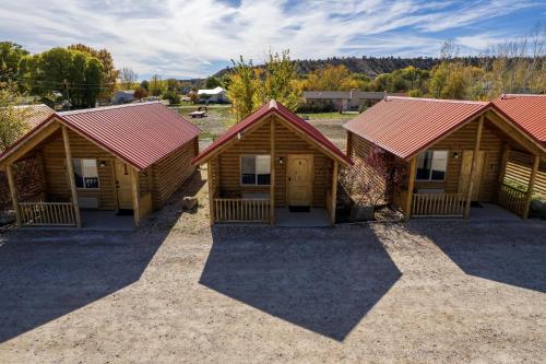 Bryce Canyon Log Cabins - image 9