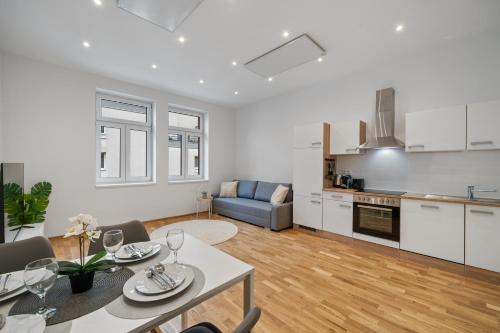 Inner City Apartment - Near Schönbrunn and Metro - Self Check-In in Wien, Österreich