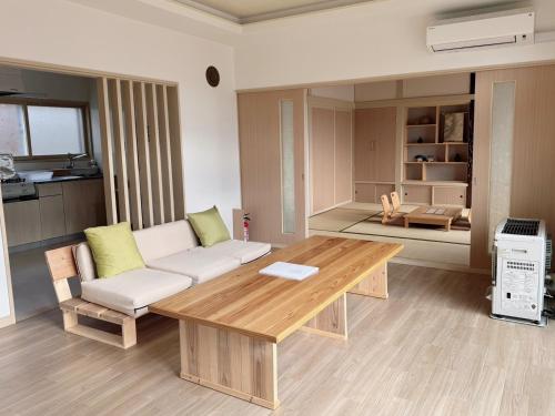 ''内装フルリフォーム'' HOKKAIDO l 千歳空港まで30分 l 一棟貸し8名迄OK l 白樺 Shirakaba