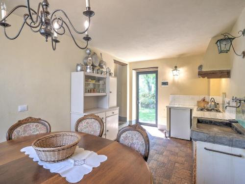 кухня, Tuscan Hideaway with Pool in Сан-Годенцо