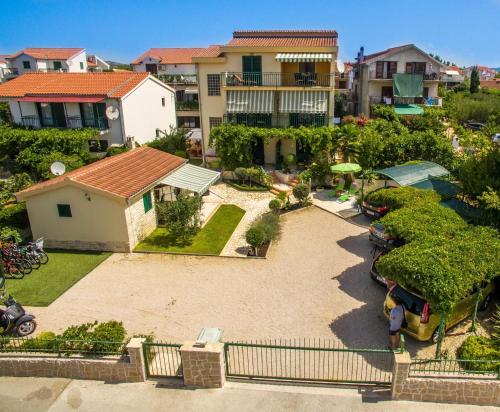 2 bedrooms, 4 beds