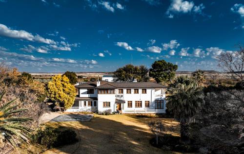 Dellville Country House & Cottages in Carnarvon