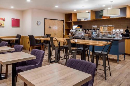 Comfort Suites El Paso Airport - image 7