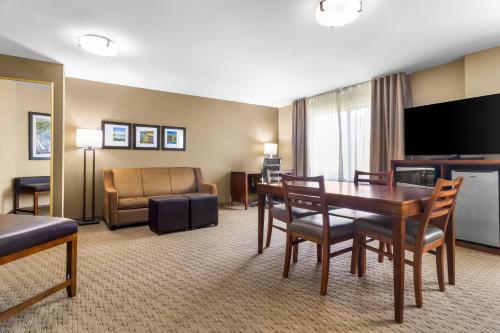 Comfort Suites Mount Vernon - image 2