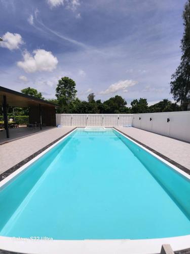Swimming pool, Sun Moon Tree Resort & Recreation in Sung Noen