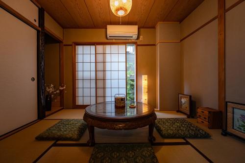 鸭川河畔眺望京都塔｜河景别墅150㎡独栋别墅｜1-13人｜车站走路6分｜10GWiFi｜家庭首选大露台 in เกียวโต
