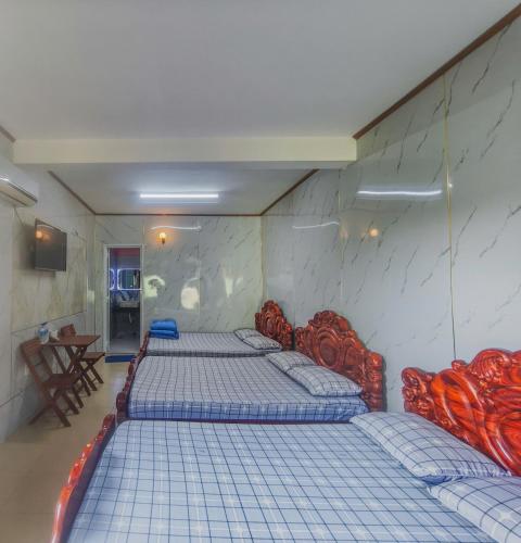 3 queen beds