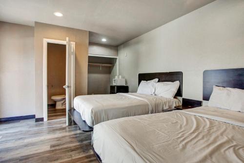2 twin beds