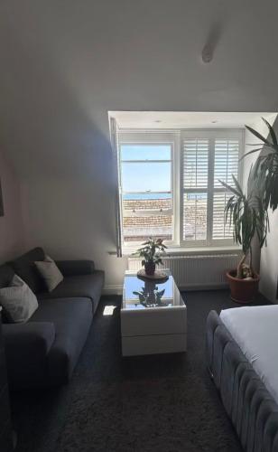 Penthouse Suite, Sea View, Close to Shops, Beach and Train