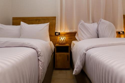 3 twin beds