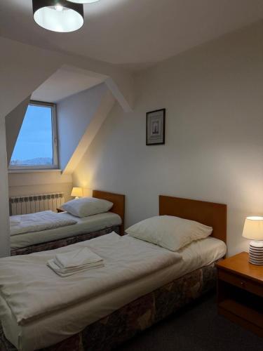 2 twin beds