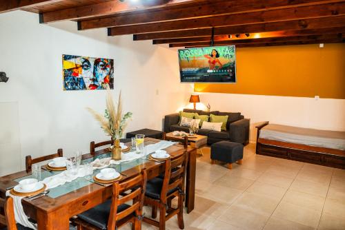 Casa tipo Estudio de concepto abierto, Centrica, Parrilla, Cochera Privada y Portón Eléctrico