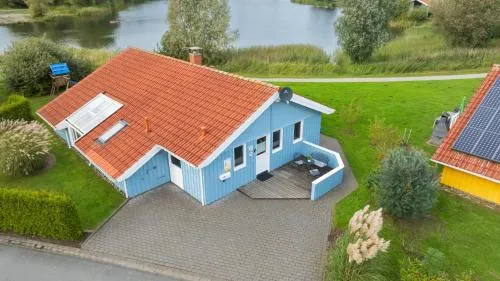 12 Personen Familienferienhaus mit Sauna, Whirlpool, zwei Duschen und Toiletten, Kaminofen und Kanu in 1. Reihe zum See mit wundervollem Seeblick in Otterndorf in Otterndorf, Deutschland