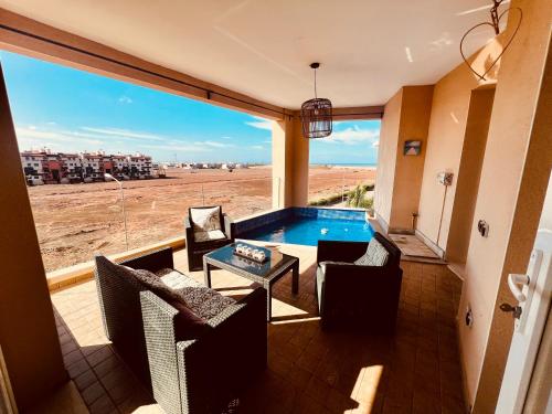 Ocean Gem - Exclusive 2BR, Balcony Pool, Beach, Surf & Views – khách sạn tại Bouznika