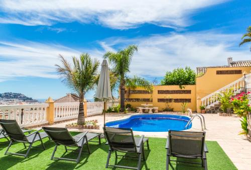 CHALET CON PISCINAS Y VISTAS DE ENSUENO - Almunecar