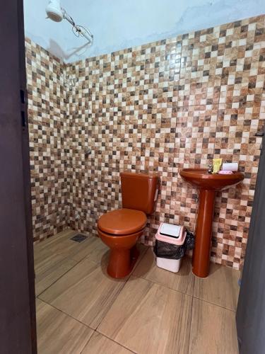 Large country house with pool and large kitchen in Aregua