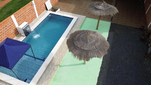 Large country house with pool and large kitchen in Aregua