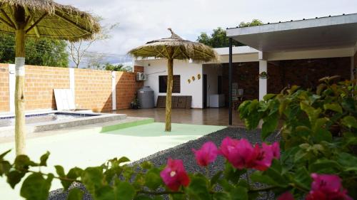 Large country house with pool and large kitchen in Aregua