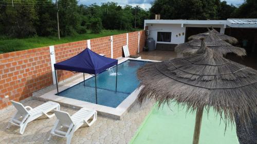 Large country house with pool and large kitchen in Aregua