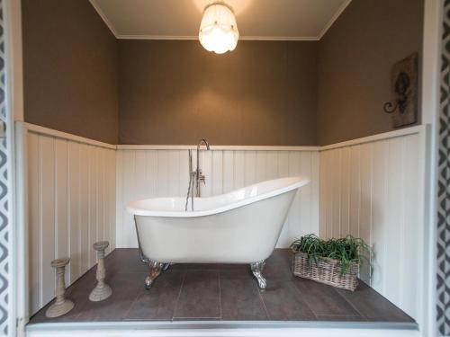 浴室, Luxury Estate with Pool  Spa in 希尼