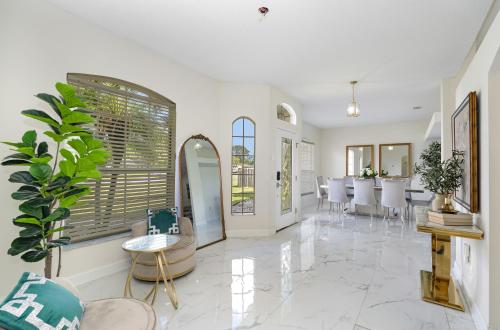 Family Launch View Stay, Modern and Bright