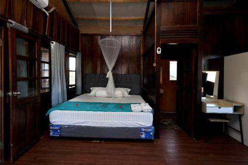 1 king bed, 2 twin beds
