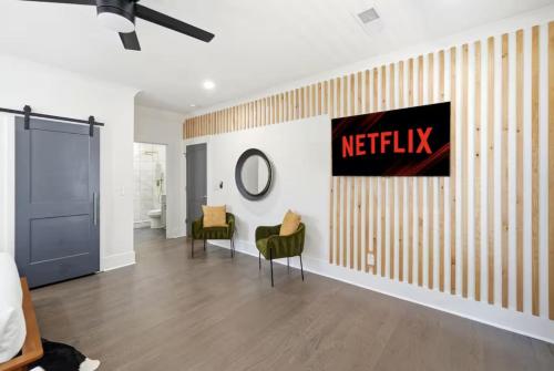 New Peach State Escape Luxe Stay w Outdoor Movies, Bikes, Game Room Near Downtown in Peoplestown