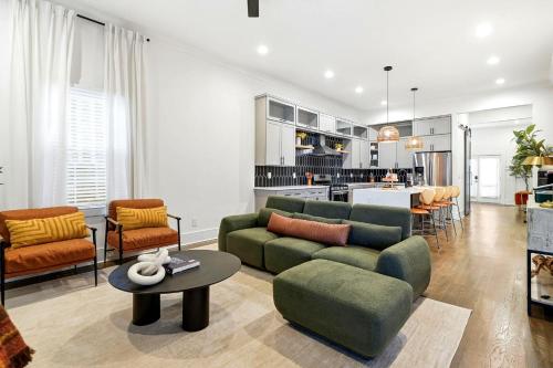 New Peach State Escape Luxe Stay w Outdoor Movies, Bikes, Game Room Near Downtown in Peoplestown