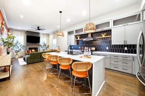 New Peach State Escape Luxe Stay w Outdoor Movies, Bikes, Game Room Near Downtown in Peoplestown