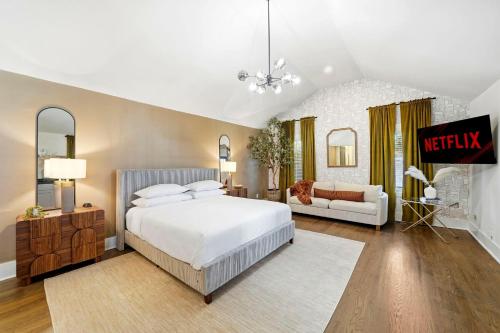 New Peach State Escape Luxe Stay w Outdoor Movies, Bikes, Game Room Near Downtown in Peoplestown