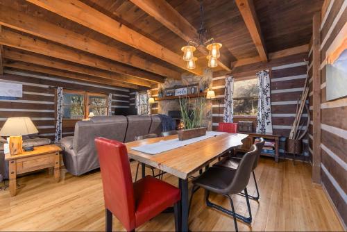 The Mountain Forager Cabin, Whitewater Rafting, Polar Express, Hot Tub, Home Gym, SMNP, SM Railroad in Bryson City, USA