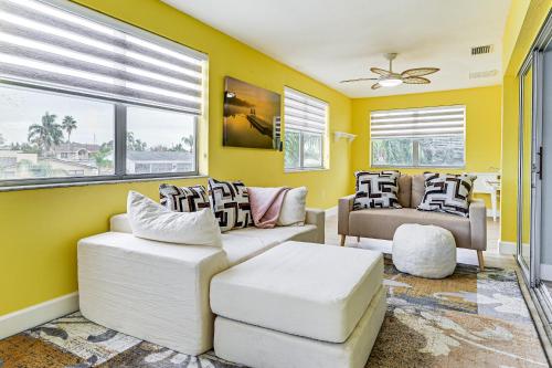 Canal-Front Home with Boat Dock and Lanai in Hudson in 哈德森