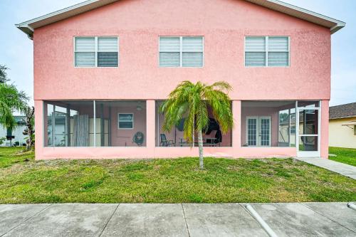 Canal-Front Home with Boat Dock and Lanai in Hudson in 哈德森